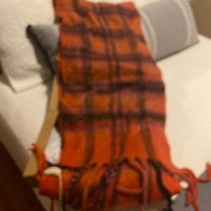 One size fits all. Lucky Brand scarf.